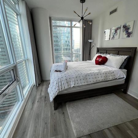 Prestigious 2-Bdrm Condo - Across From Scotiabank Arena Торонто Экстерьер фото