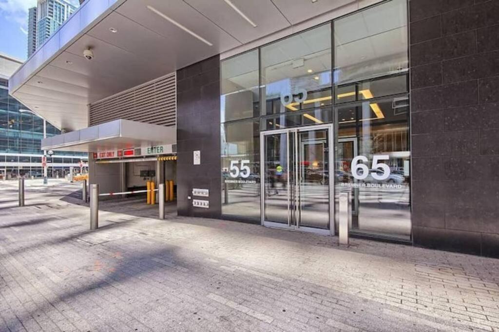 Prestigious 2-Bdrm Condo - Across From Scotiabank Arena Торонто Экстерьер фото